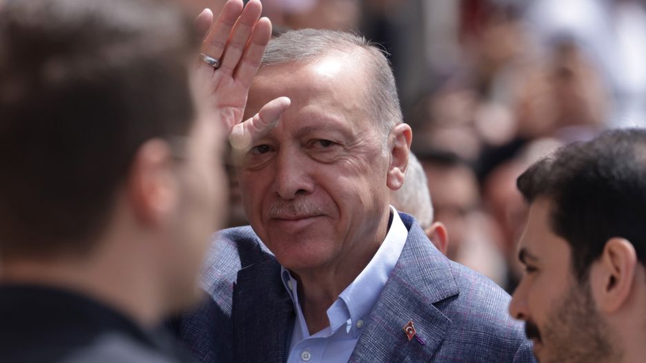 Erdogan votes in Turkish general election
epa10626900 Turkish President Erdogan greets his supporters before he votes for the general elections, at a polling stsation in Istanbul, Turkey, 14 May 2023, as the country holds simultaneous parliamentary and presidential elections.  EPA/ERDEM SAHIN 
Dostawca: PAP/EPA.
ERDEM SAHIN