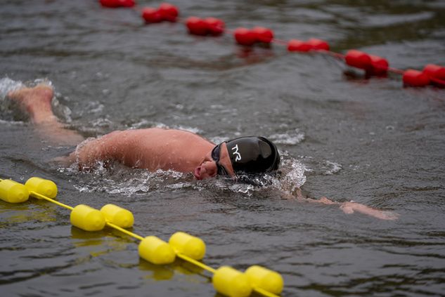 Na potrzeby bicia rekordu, bliscy Krzysztofa Gajewskiego odtworzyli mu w zbiorniku wodnym warunki zbliżone do tych panujących na basenie. Woda była jednak lodowata