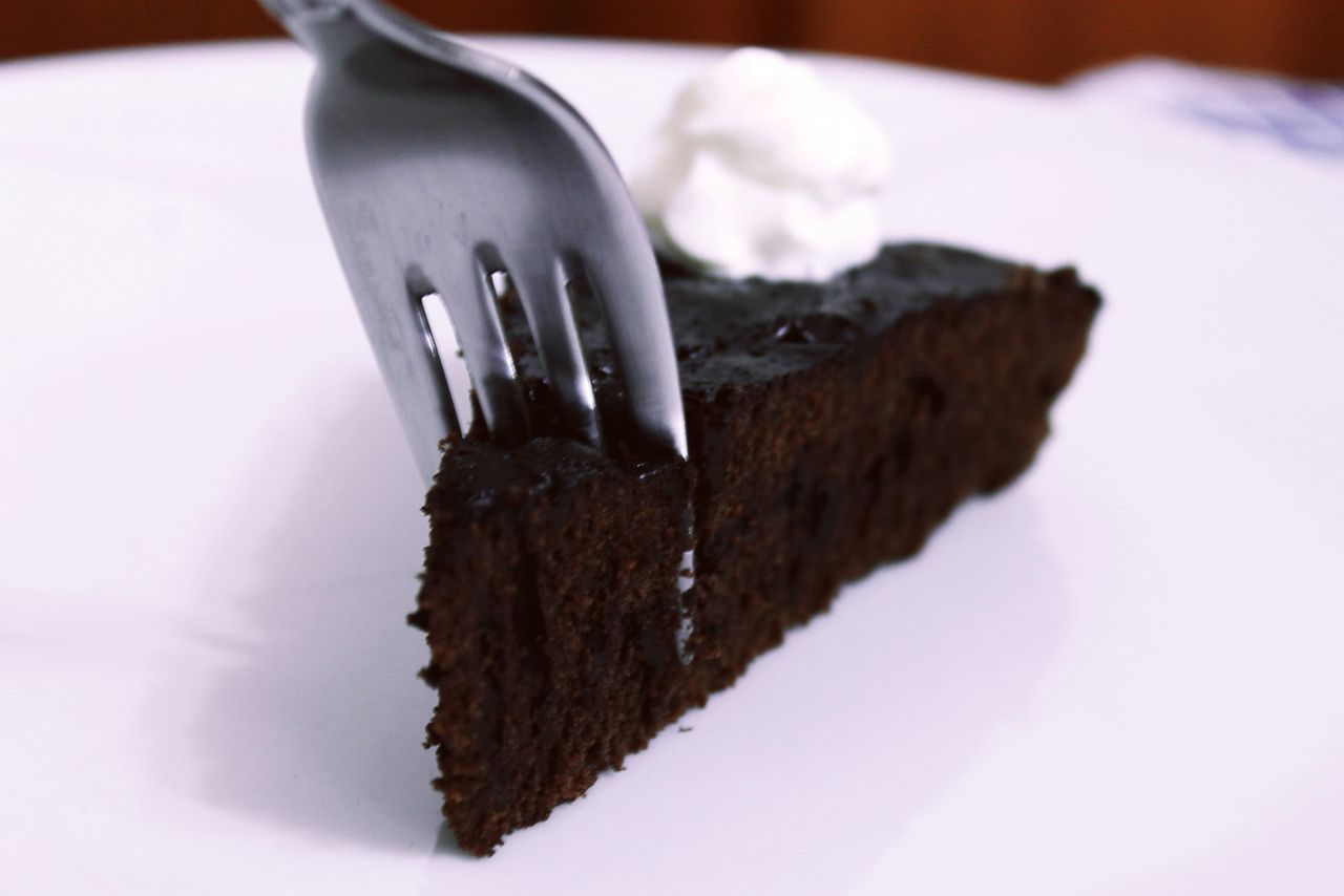 Ciasto kawowe z kremem w czekoladowej polewie