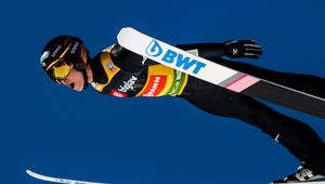 Skoki narciarskie. Puchar Świata Klingenthal 2019. Pierwszy trening w loteryjnych warunkach. Ryoyu Kobayashi najdalej