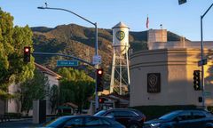 Trwa walka o zakup Warner Bros. Discovery. Miliarder wyłożył karty na stół