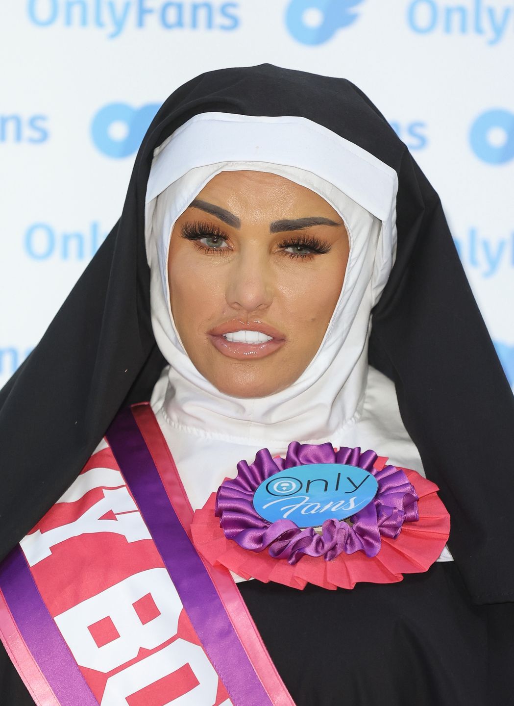 Katie Price prezentuje efekty 16. (!) operacji piersi