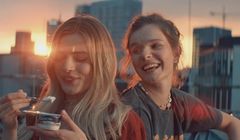 Fantasia w formie mlecznego batona reklamowana w telewizji i digitalu