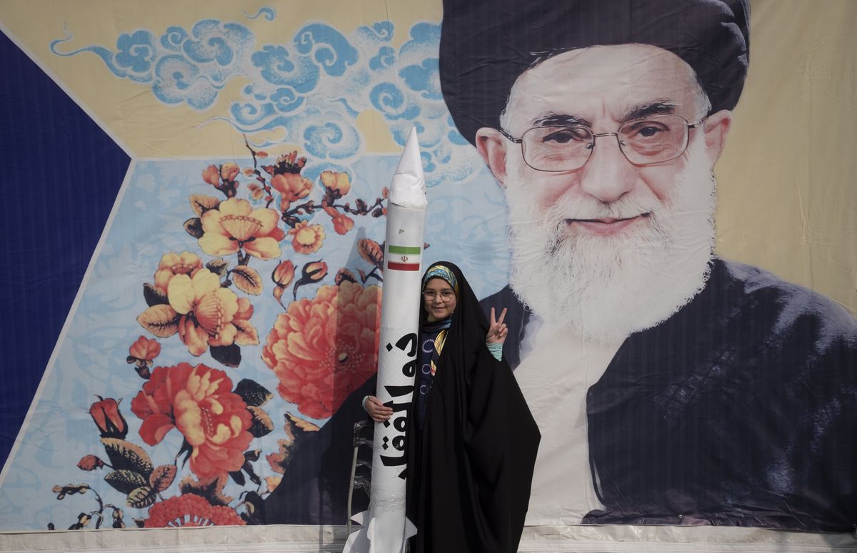 Irańska uczennica z modelem irańskiego pocisku Zolfaghar, przy gigantycznym portrecie ajatollaha Alego Chameneiego, podczas wiecu z okazji 44. rocznicy Rewolucji islamskiej z 1979 roku