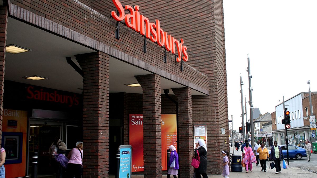 Wielka Brytania wchodzi w kolejny etap. Otwiera sklepy.