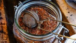 Herbata rooibos obniża ciśnienie i działa przeciwstarzeniowo. Pij regularnie