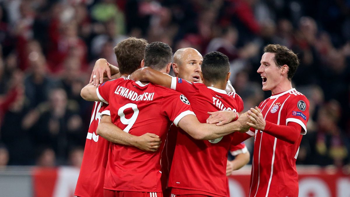 Piłkarze Bayernu cieszą się z gola 