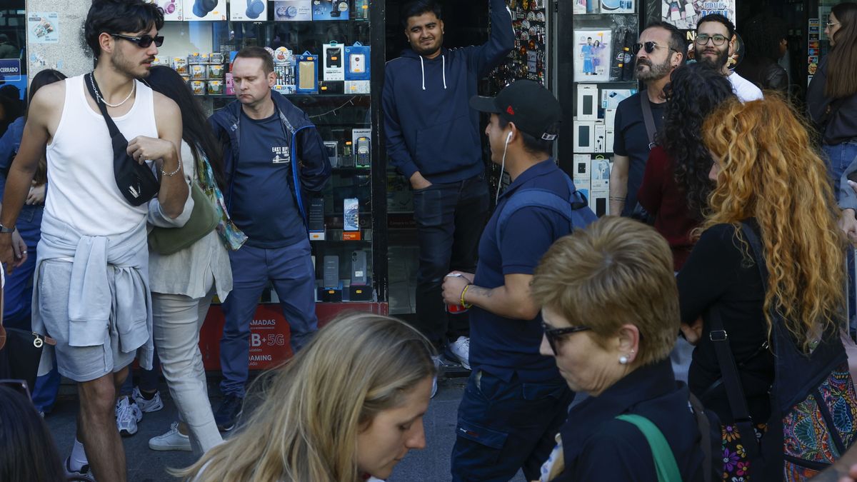 Hiszpanie słuchają wiadomości w radiu w czasie potężnej awarii 