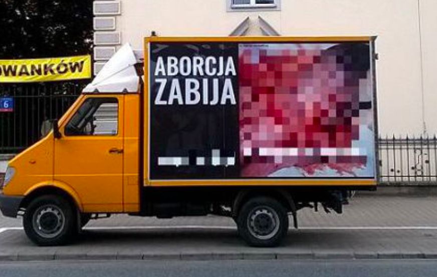 Warszawa. Takie furgonetki jeżdżą po całej Polsce. To akcja Fundacji Pro-Prawo do Życia. Przeciwko drastycznym zdjęciom w przestrzeni publicznej protestuje wiele środowisk