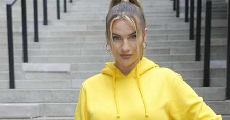 Karolina Gilon korzysta ze słońca. Odsłoniła biust i nogi