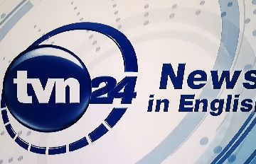 TVN24 pokazuje podsumowanie dnia po angielsku. „News in English” o północy