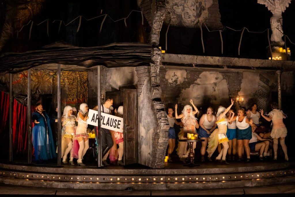 „Hrabina” Stanisława Moniuszki w Poznaniu. Scena zbiorowa © Bartek Barczyk, archiwum Teatru Wielkiego w Poznaniu