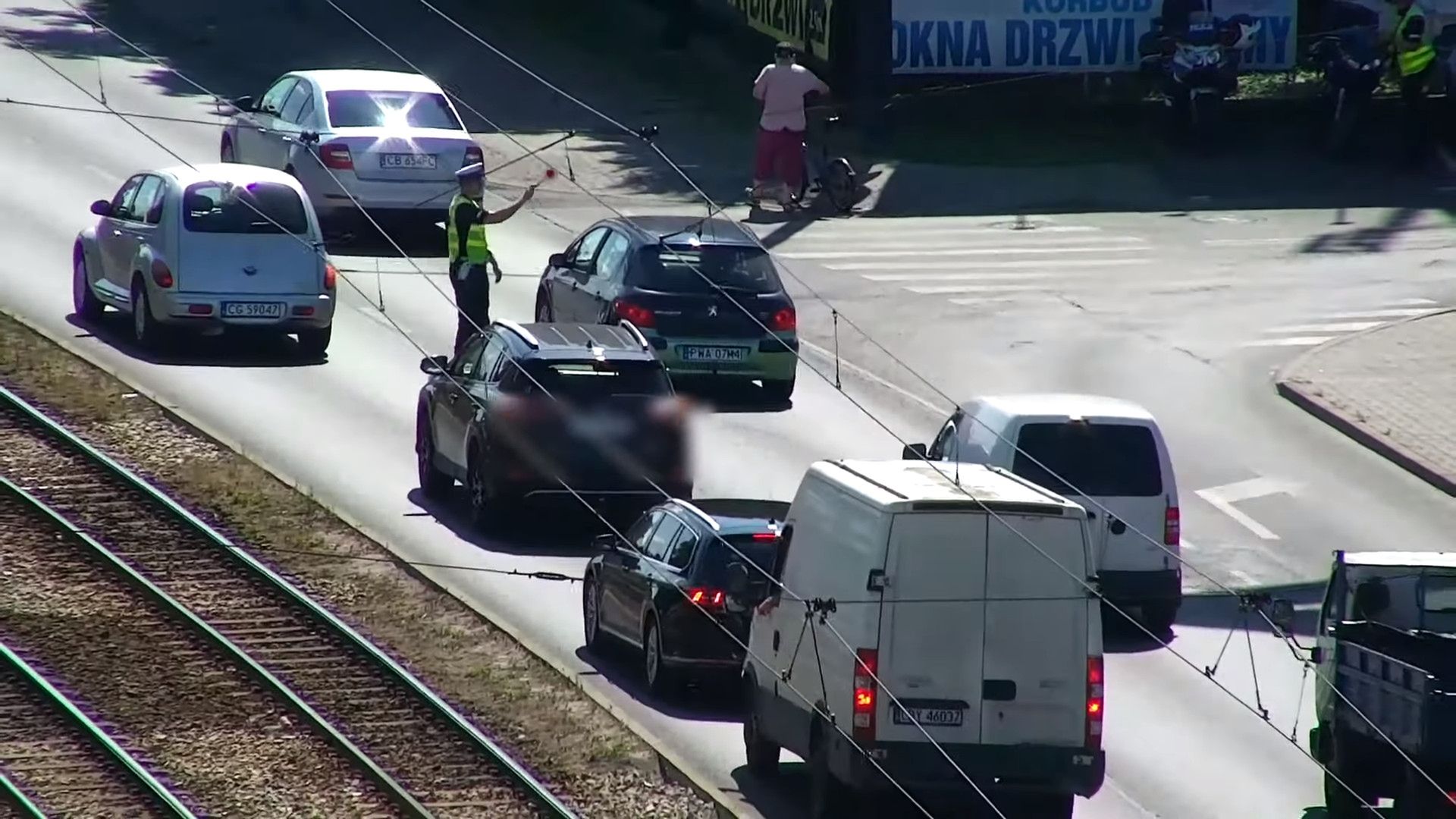 Dron rejestruje wykroczenia. Kierowcy są zatrzymywani nieco dalej przez patrol mundurowych