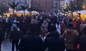 Tłumy w polskim mieście. Rzeka ludzi na ulicach