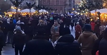Tłumy w polskim mieście. Rzeka ludzi na ulicach