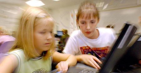 10-latka zareklamowała swój kanał na słupie. Została gwiazdą internetu