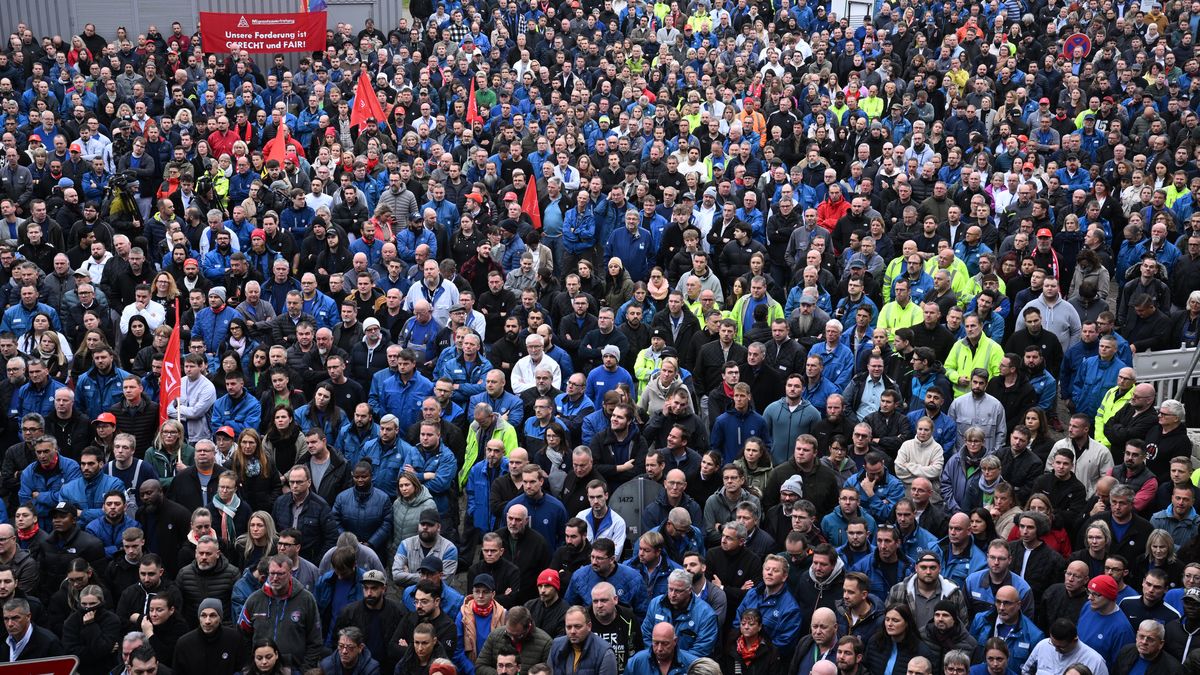 Pracownicy Volkswagena na spotkaniu informacyjnym