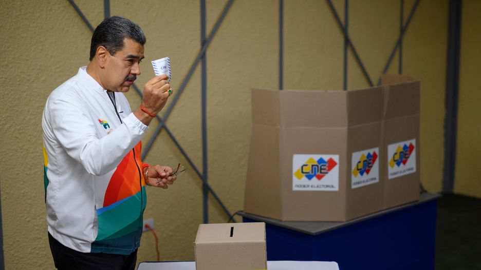 Prezydent Wenezueli Nicolas Maduro oddaje głos podczas  podczas referendum w Caracas w Wenezueli w niedzielę 3 grudnia 2023 r.