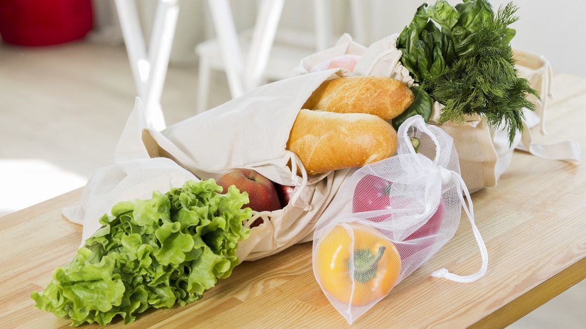 Podpowiadamy, na co zwracać uwagę, by nie marnować jedzenia.
