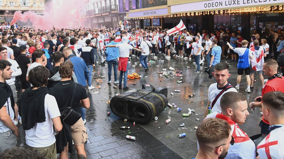 kibice reprezentacji Anglii na Leicester Square w Londynie