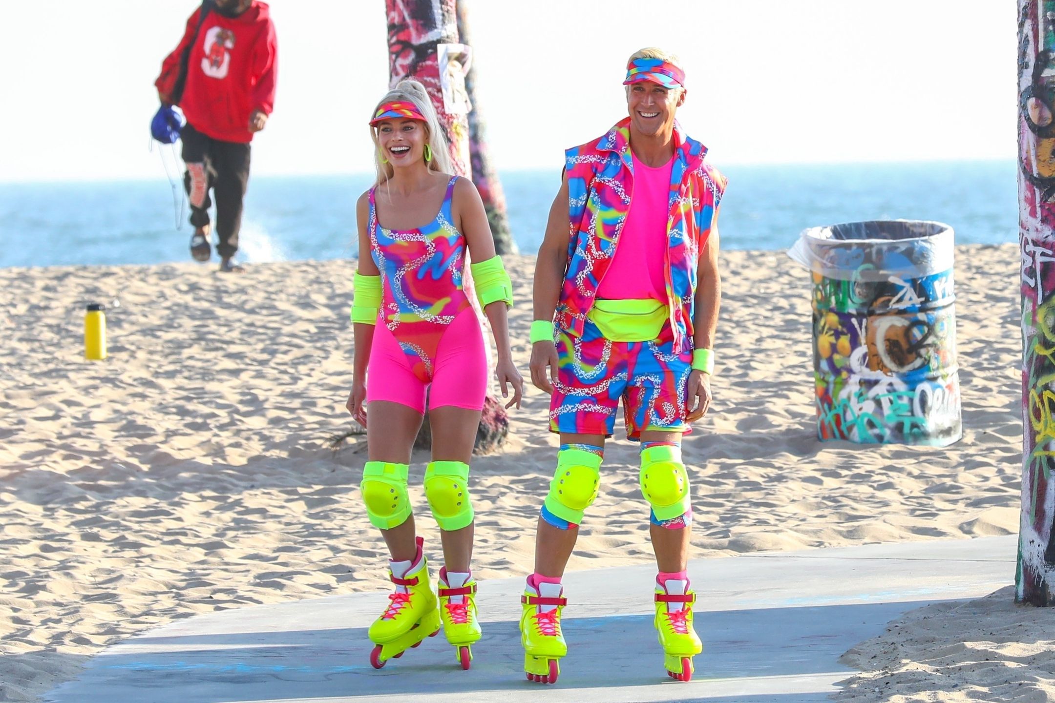 Margot Robbie i Ryan Gosling szaleją na rolkach jako Barbie i Ken