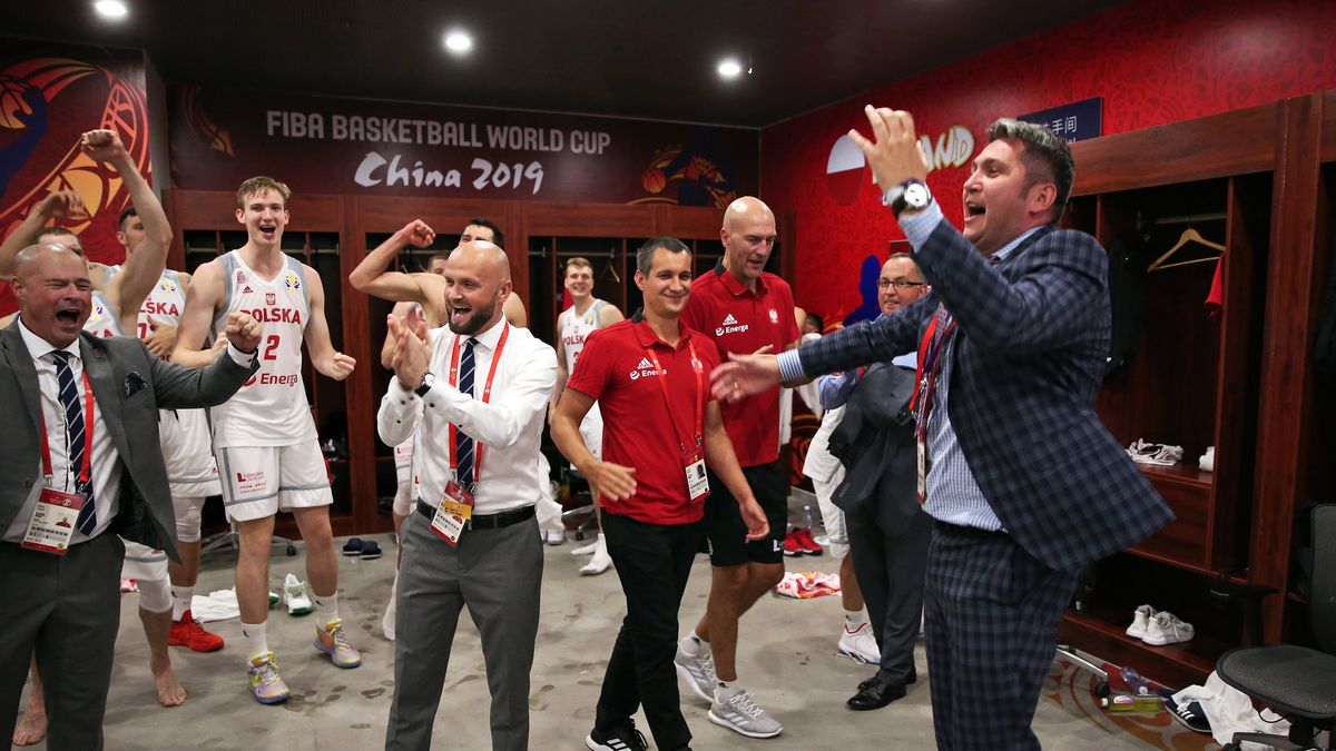 Materiały prasowe / Andrzej Romański / KoszKadra / Na zdjęciu: Radosław Piesiewicz z zawodnikami w szatni