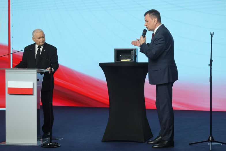 Sejf na konferencji Prawa i Sprawiedliwości. Błaszczak pokazał, co jest w środku