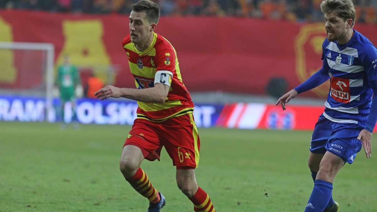 PAP/EPA / Artur Reszko / Na zdjęciu: Taras Romanczuk (z lewej) i Dominik Furman (z prawej)