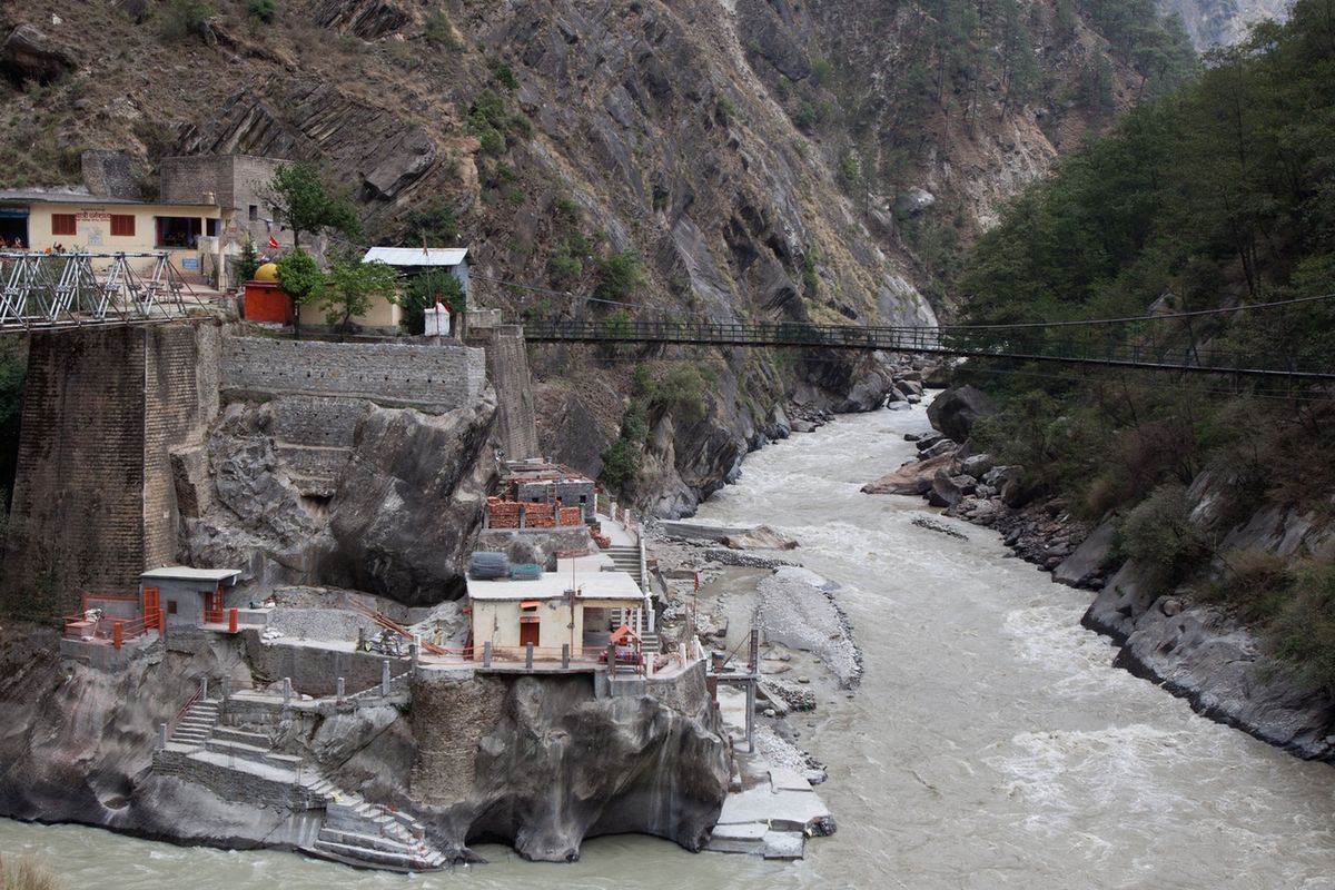 Nad rzeką Dhauliganga zniszczone zostały położone dwie hydroelektrownie, fala zmyła drogi, mosty i zabudowania
