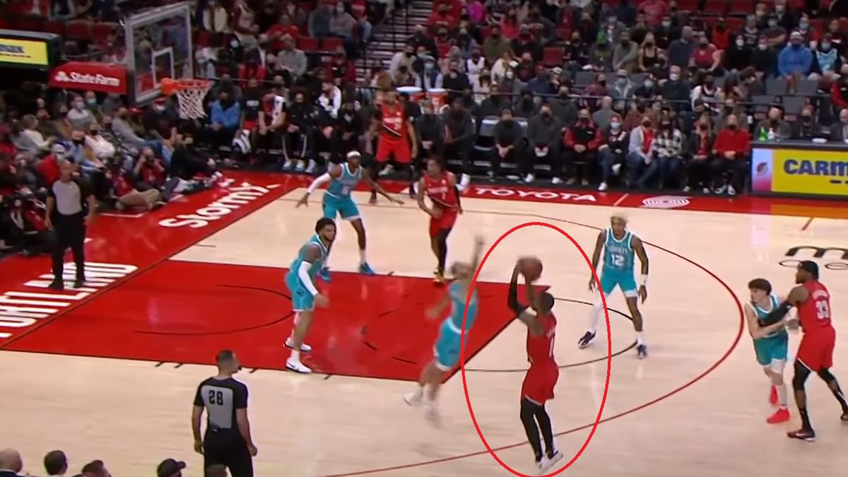 YouTube / @NBA / Na zdjęciu: rzut za trzy Damiana Lillarda