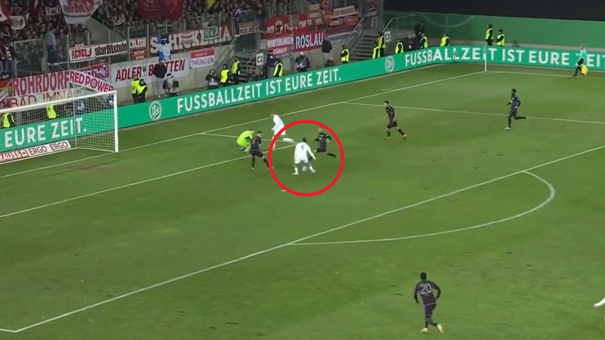 Patrick Sontheimer strzela gola w meczu z Bayernem