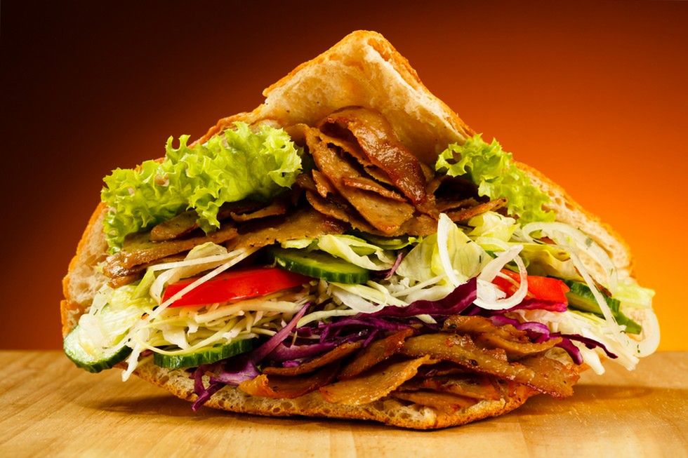 Zdjęcie kebabu pochodzi z serwisu Shutterstock