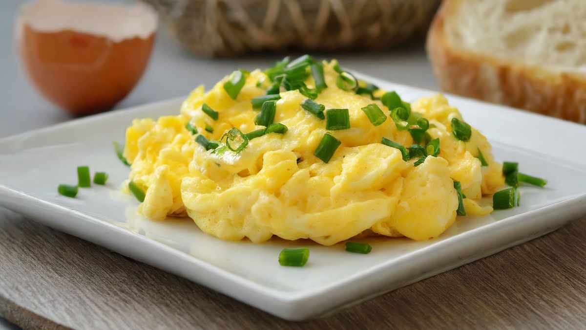 Jak jajecznica ze szczypiorkiem wpływa na organizm?