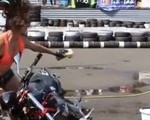 Piękna dziewczyna myje motocykl - epic fail