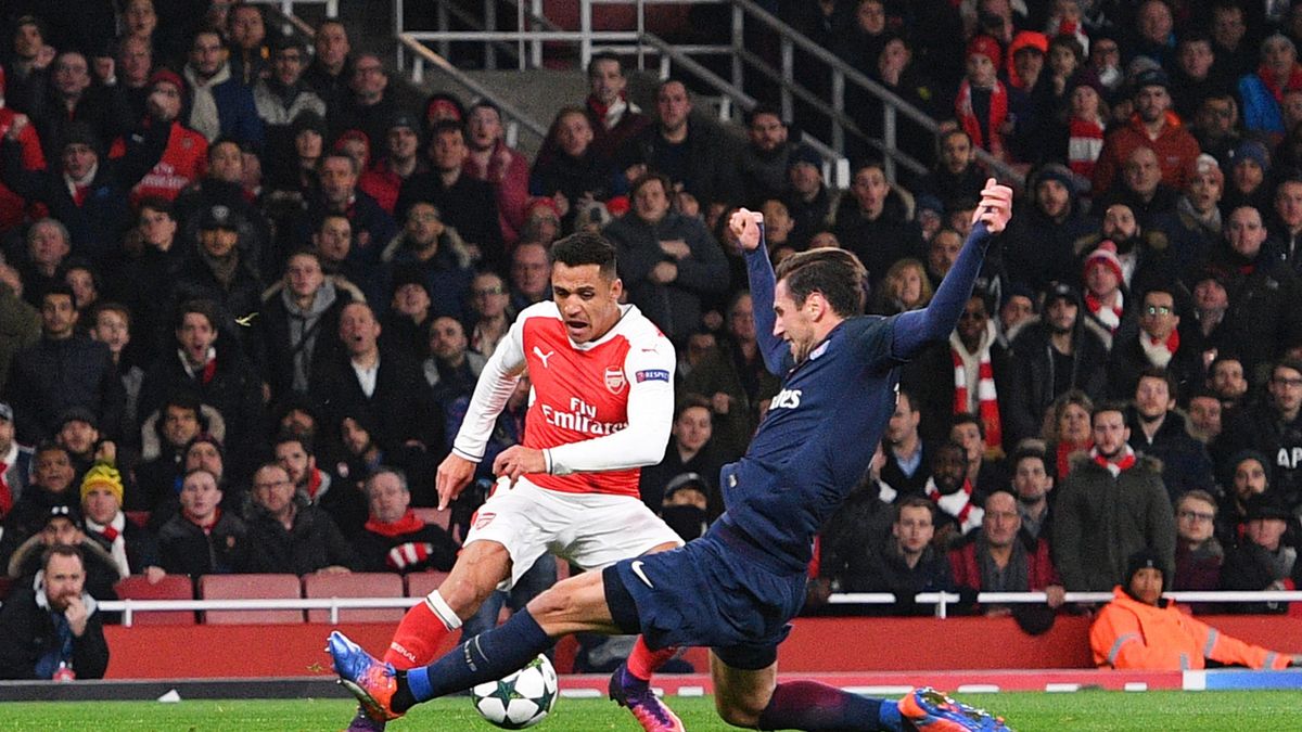 WP SportoweFakty / PAP/EPA/FACUNDO ARRIZABALAGA / Krychowiak (robi wślizg) fauluje Sancheza w meczu Ligi Mistrzów na Emirates Stadium