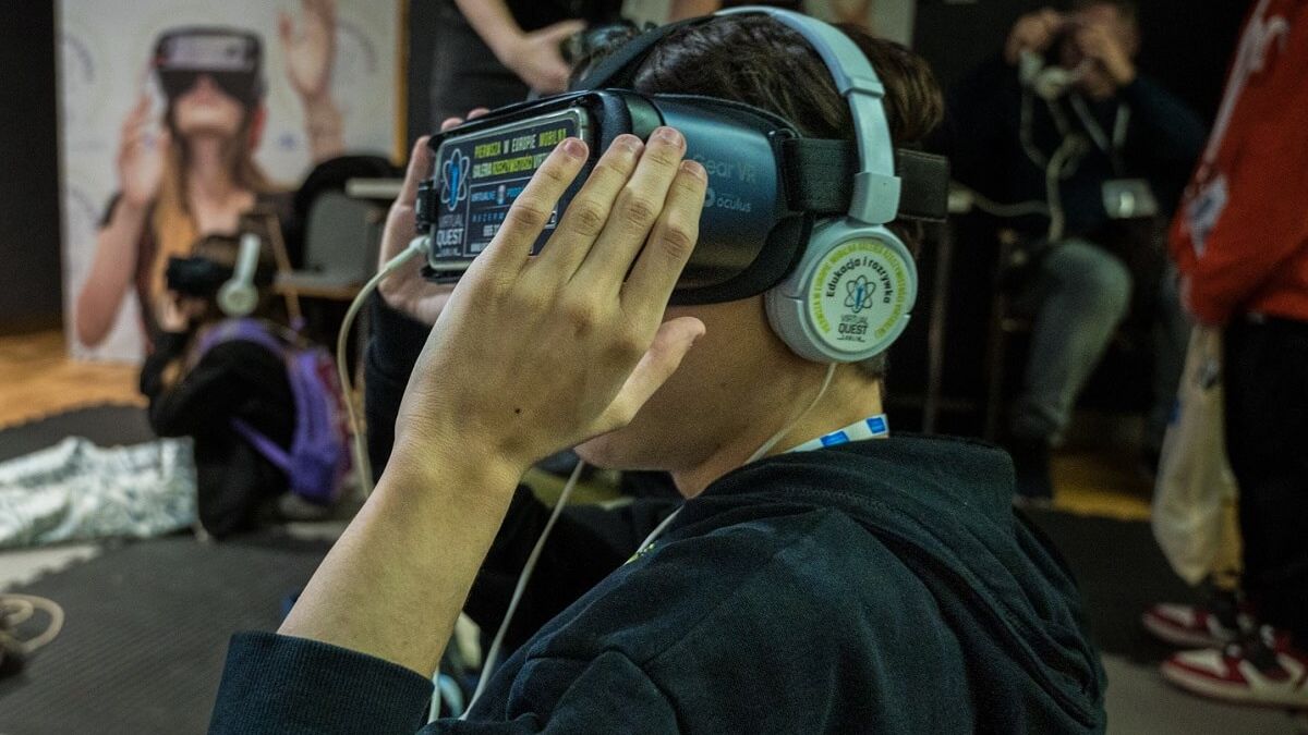Chłopiec w okularach VR