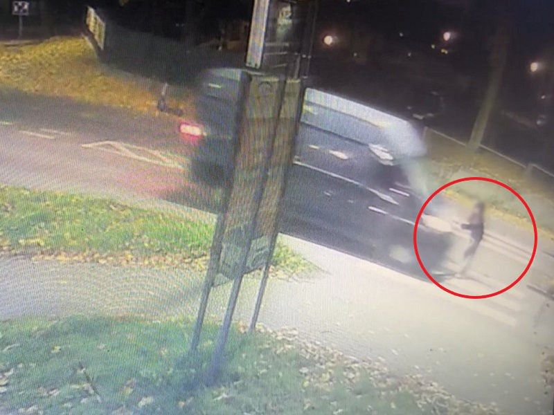Nastolatka weszła na pasy. Wjechał w nią dostawczak. Policja pokazała nagranie