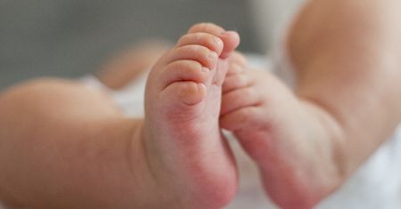 Sześciomiesięczne dziecko w śpiączce. Policja zatrzymała rodziców