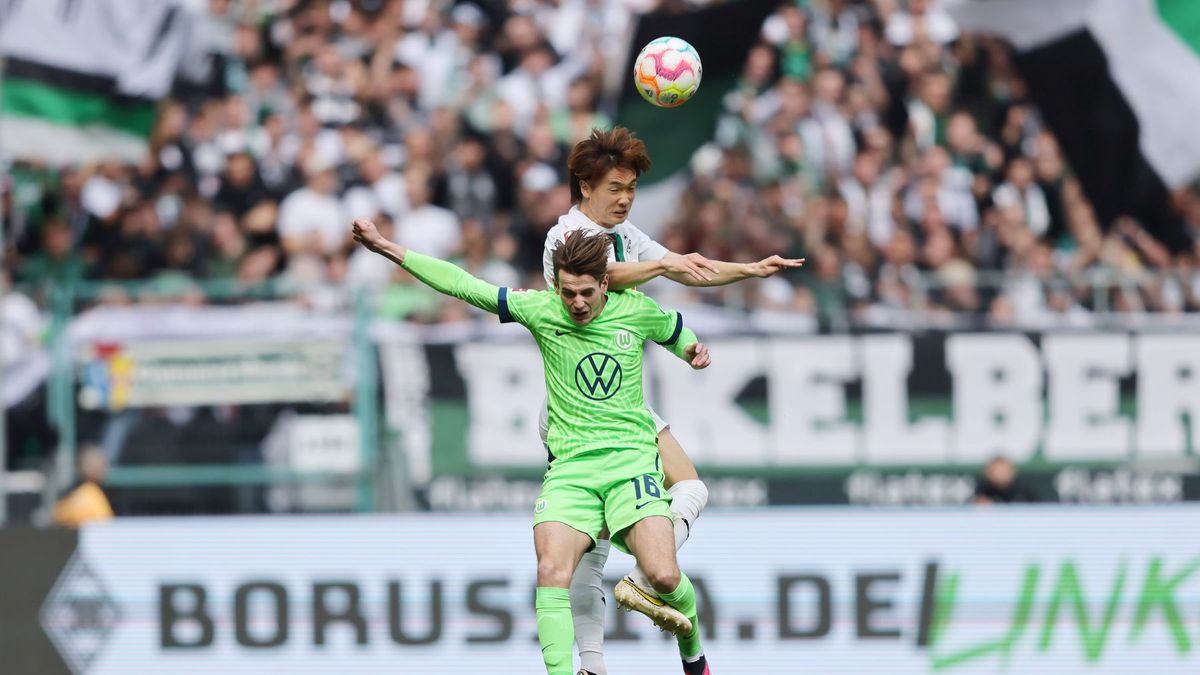 Jakub Kamiński walczący o piłkę podczas meczu Borussia M'gladbach - VfL Wolfsburg