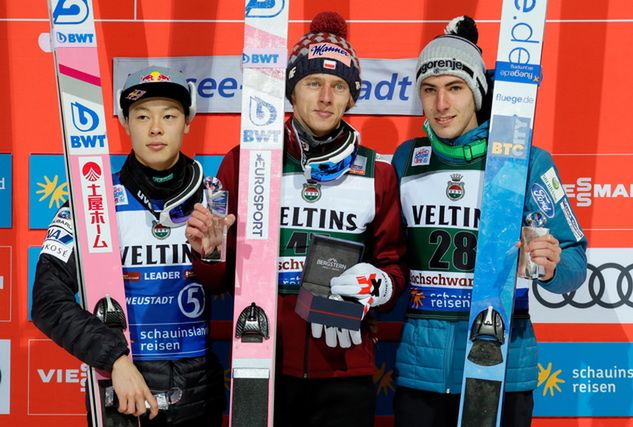 Podium niedzielnego konkursu PŚ w Titisee-Neustadt. Od lewej drugi Ryoyu Kobayashi, triumfator Dawid Kubacki oraz trzeci Timi Zajc. Fot. PAP/EPA/RONALD WITTEK