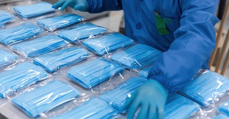 Afera maseczkowa nie tylko w Polsce. 308 mln środków ochronnych do utylizacji