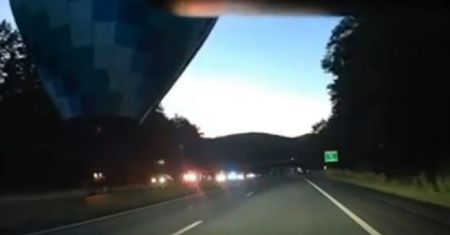 Dramat w powietrzu. Balon lądował na autostradzie