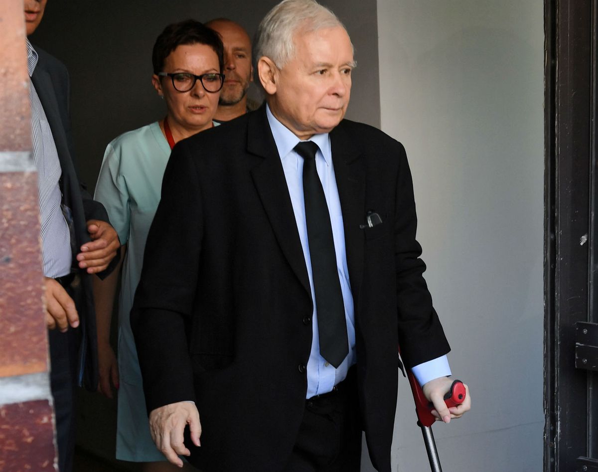 Jarosław Kaczyński poświęca kolano dla wyborów. Nowy przeciek o operacji