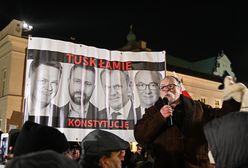 Protest przed Pałacem. "Przeciwko dyktaturze", skandują imię prezydenta