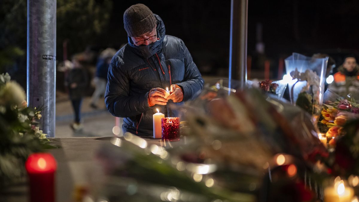 A man lights a candle to remember the victims of the fire at the "Le Constellation" bar and lounge leaving people dead and injured, during New Year?s celebration, in Crans-Montana, Switzerland, 01 January 2026. According to the police, several dozen people lost their lives in the fire that devastated the bar 'Le Constellation' on New Year?s Eve in the Swiss Alps resort of Crans-Montana. Around one hundred people were also reported injured. EPA/ALESSANDRO DELLA VALLE Dostawca: PAP/EPA.