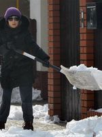 Fraszyńska sama odśnieża przed domem