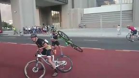 Kolarze przegrali z żywiołem. Potężny wiatr "wyrywał" im rowery