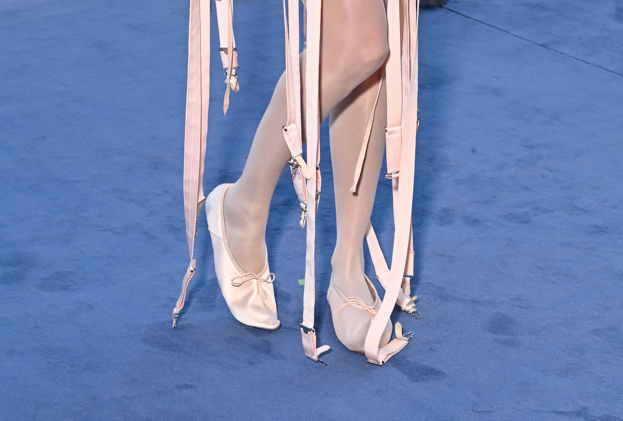 Cara Delevingne dopełniła look balerinkami 