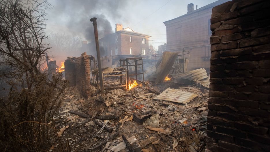 Bachmut, Ukraina, 05.12.2022. Na zdjęciach z 4 bm. pożar po rosyjskim ostrzale w miejscowości Bachmut w Donieckim Zagłębiu Węglowym. Trwa inwazja Rosji na Ukrainę. (mr) PAP/Eugene Titov ***Okres prawa użycia zdjęcia przedłużony do 11 stycznia 2023 r. dla wszystkich odbiorców CSF PAP***