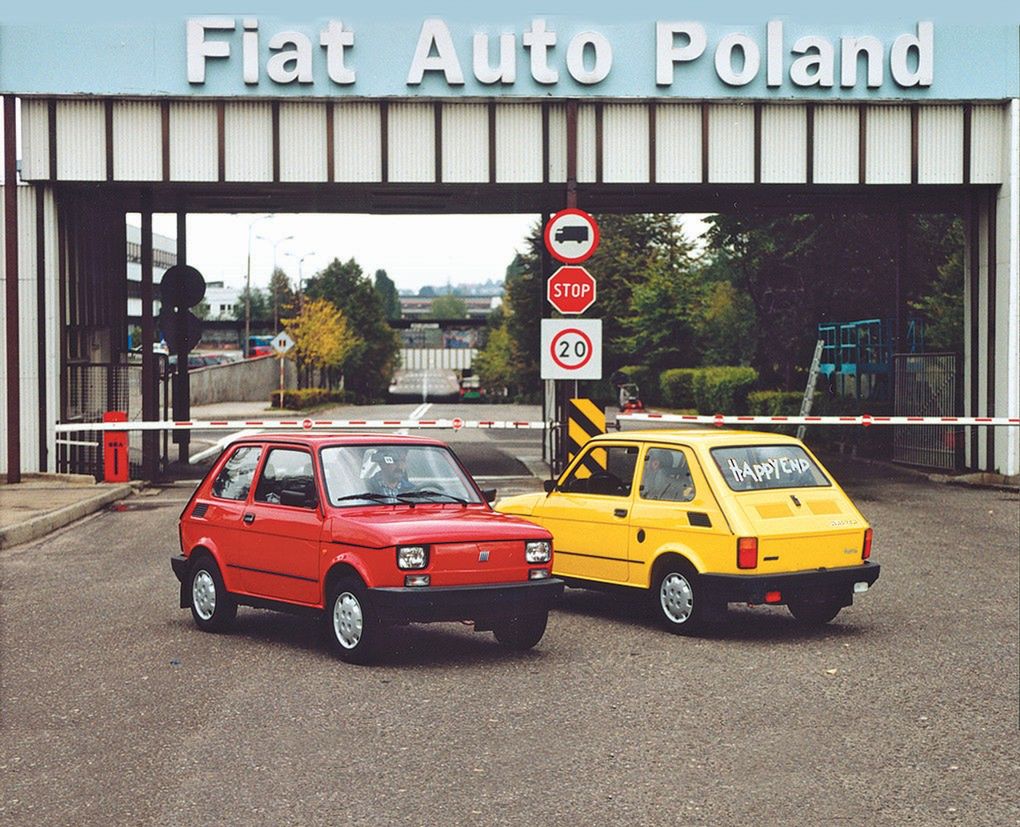 Finalna edycja Fiata 126p "Happy End" przed bramą fabryki, rok 2000